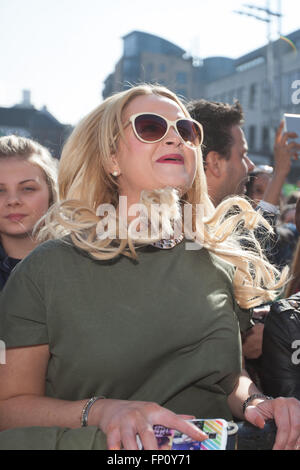 Belfast, Irlande du 17 mars. Femme portant des lunettes de soleil, danser à la Saint Patrick's Day célébrations ont lieu à Belfast Crédit : Bonzo/Alamy Live News Banque D'Images