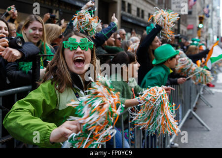 New York, USA. Mar 17, 2016. Les spectateurs applaudir lors de défilé de la Saint-Patrick à New York, aux États-Unis le 17 mars 2016. Des centaines de milliers de personnes se sont rassemblées le long de la Cinquième Avenue de New York pour regarder Défilé de la Saint-Patrick ici jeudi. © Muzi Li/Xinhua/Alamy Live News Banque D'Images