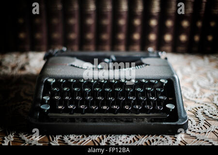 Machine à écrire vintage et livres anciens Banque D'Images