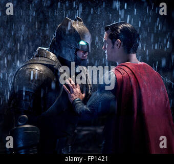 Superman Batman v : Dawn of Justice est un film de super-héros américain à venir en vedette les personnages de DC Comics Batman et Superman, distribué par Warner Bros Pictures. Cette photo est pour un usage éditorial uniquement et est l'auteur de la société film et/ou le photographe attribué par le film ou la société de production et ne peut être reproduite que par des publications dans le cadre de la promotion du film ci-dessus. Un crédit obligatoire pour l'entreprise de film est nécessaire. Le photographe devrait également être portés lorsqu'il est connu. Banque D'Images