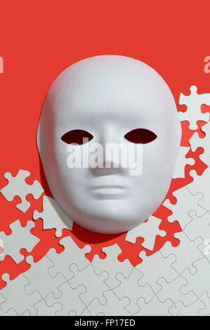 White masque et des pièces de puzzle Banque D'Images