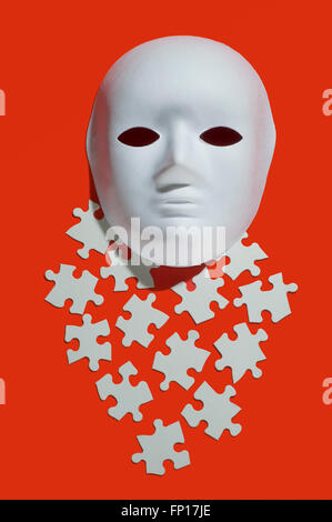White masque et des pièces de puzzle Banque D'Images
