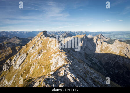 Crête du sommet du mont Hochplatte près de château de Linderhof avec panorama des Alpes,montagnes de Lech et vallées de Tannheim Banque D'Images