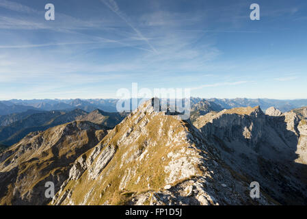Crête du sommet du mont Hochplatte près de château de Linderhof avec panorama des Alpes,montagnes de Lech et vallées de Tannheim Banque D'Images