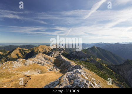 Crête du sommet du mont Hochplatte avec panorama sur les Alpes près de Bavière,Allemagne,Oberammergau Banque D'Images