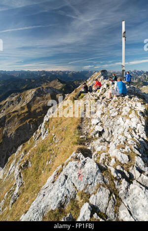 Randonneurs sur le sommet du mont Hochplatte regardant le panorama des Alpes et le Tyrol sur un matin d'automne ensoleillé Banque D'Images