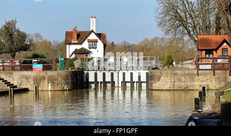 Goring verrou sur la Tamise à West Berkshire, Angleterre Banque D'Images