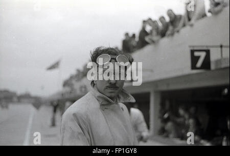 1930, Photo historique du célèbre pilote de course britannique de corsaires Hugh Curling Hunter dans la voie de la fosse du circuit de course de Brooklands, en 1907 le premier circuit de course automobile au monde, Weybridge, Surrey, Angleterre. Hugh Hunter était l'un des personnages, un coureur de gentleman de moyens indépendants, qui dominait la scène de course de Brooklands dans les années 1920 et 1930. Banque D'Images