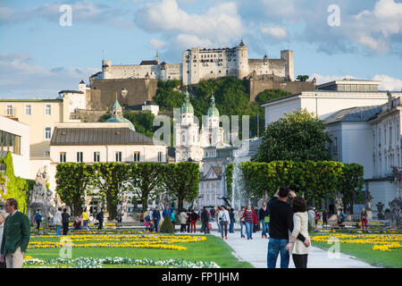 Austria-May,10,2015 Salzbourg:les gens se promener et prendre l'intérieur de la photographie célèbre jardins Mirabell à Salzbourg pendant une journée ensoleillée Banque D'Images