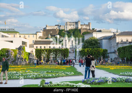 Austria-May,10,2015 Salzbourg:les gens se promener et prendre l'intérieur de la photographie célèbre jardins Mirabell à Salzbourg pendant une journée ensoleillée Banque D'Images