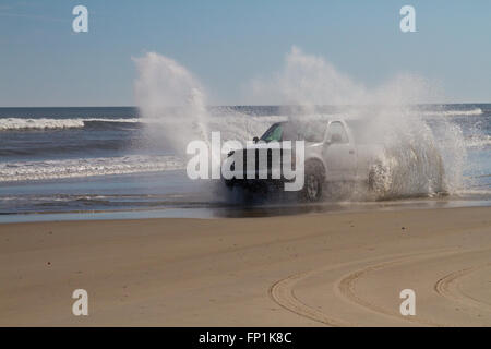 Chariot making a splash à la plage Banque D'Images