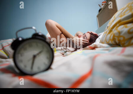 Femme avec l'insomnie de toucher sa tête Banque D'Images