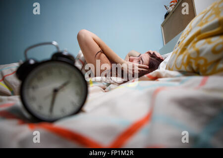 Femme avec l'insomnie de toucher sa tête Banque D'Images