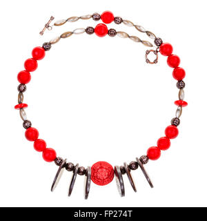 Collier de corail rouge, de l'os sculpté, nacre, perles de cuivre isolé sur fond blanc Banque D'Images