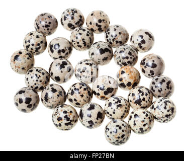 De nombreuses perles de jaspe dalmatien aplite (pierre précieuse) sur fond blanc Banque D'Images