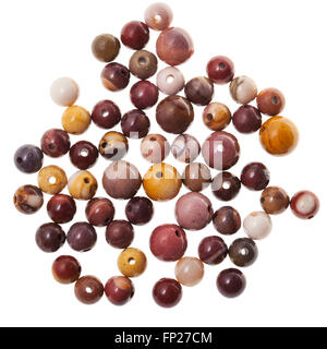 De nombreuses petites perles de mookaite australienne (Jasper) gemstone sur fond blanc Banque D'Images