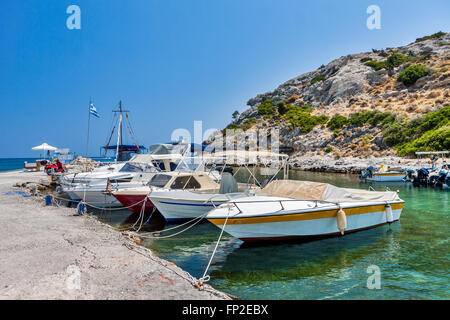 Belle traditionnelle de bateaux de pêche en bord de mer à l'île de Rhodes en Grèce Banque D'Images