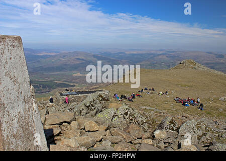 Les randonneurs se reposant sur le sommet de la montagne Cadair Idris Wales Banque D'Images