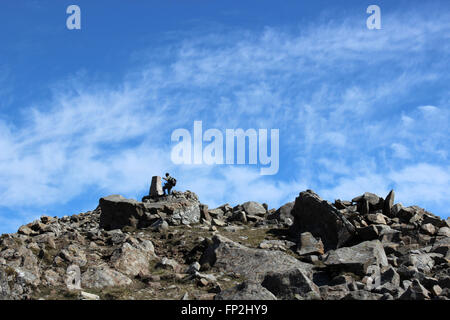 Randonneur solitaire sur la montagne Cadair Idris sommet du Pays de Galles Banque D'Images