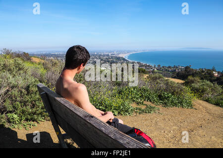 Hiker relaxing on audience à négliger atteint via Los Leones Trail (également appelé Los Liones) considère que l'ocean Banque D'Images