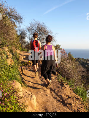 Lumière dorée éclaire les randonneurs sur le sentier de Los Leones (également appelé Los Liones), dans Topanga State Park, qui a vue sur l'océan Banque D'Images