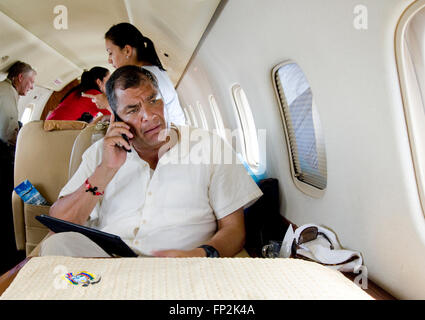 Le président Rafael Correa de l'Équateur de prendre un appel téléphonique à bord de l'avion présidentiel de Guayaquil à Quito pendant le tournage de l'Équateur : La Tournée royale. Banque D'Images