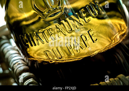 Châteauneuf-du-Pape vue rapprochée sur l'étiquette de nom de verre relief sur la bouteille de vin rouge Châteauneuf-du-Pape dans le panier rustique en osier Vaucluse région France Banque D'Images