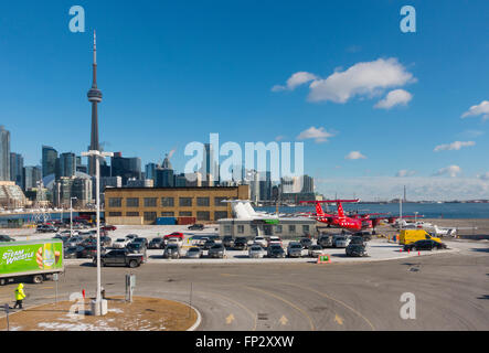 La ville de Toronto et les avions de l'aéroport Billy Bishop de Toronto avec vue sur le parking. Toronto, Ontario, Canada. Banque D'Images