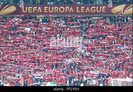 Varsovie, Pologne - 27 MAI 2015 : FC Séville supporters de l'équipe sur les tribunes du stade national de Varsovie au cours de l'UEFA Europa League match final contre le FC Dnipro Banque D'Images