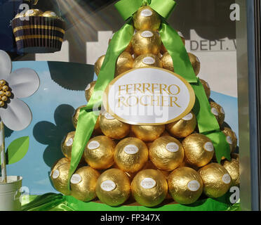 Ferrero Rocher avec Pâques truffes au chocolat d'or géant ou bon bons. Banque D'Images