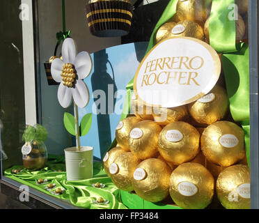 Ferrero Rocher avec Pâques truffes au chocolat d'or géant ou bon bons. Banque D'Images