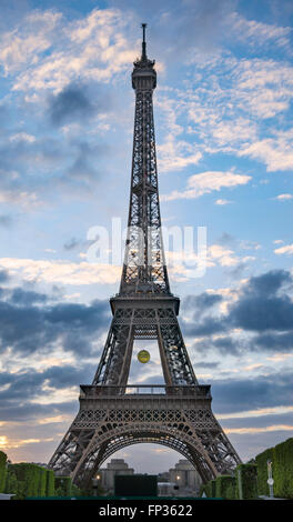 Coucher de soleil derrière la tour Eiffel, du Champ de Mars, Paris, Ile-de-France, France Banque D'Images