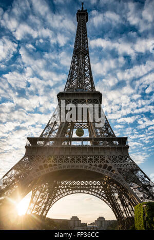 Coucher de soleil derrière la tour Eiffel, du Champ de Mars, Paris, Ile-de-France, France Banque D'Images