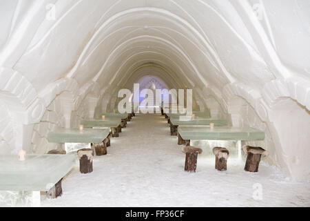 Salle à manger dans l'hôtel de glace, de Kemi SnowCastle, Laponie, Finlande Banque D'Images