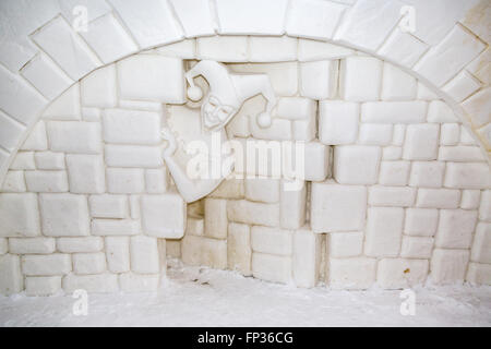 L'allégement d'un mur dans le jester hôtel de glace, de Kemi SnowCastle, Laponie, Finlande Banque D'Images