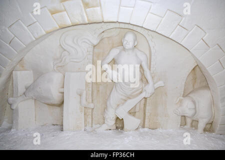 L'allégement de la paroi d'un boucher à l'hôtel de glace, de Kemi SnowCastle, Laponie, Finlande Banque D'Images