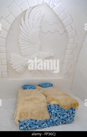 Chambre avec soulagement la décoration murale de l'aigle dans l'hôtel de glace, de Kemi SnowCastle, Laponie, Finlande Banque D'Images