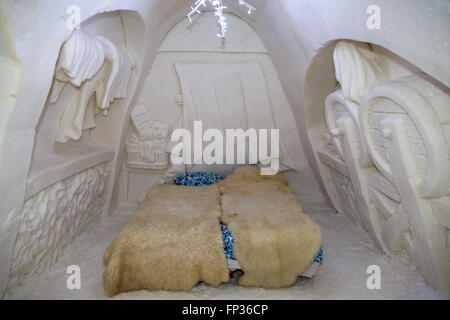 Mur de chambre avec un redressement en l'hôtel de glace, de Kemi SnowCastle, Laponie, Finlande Banque D'Images