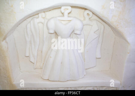 Wall relief de vêtements dans l'hôtel de glace, de Kemi SnowCastle, Laponie, Finlande Banque D'Images