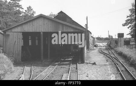 La station de Ravenglass et loco shed dans les années 1930, avec l'écartement standard de fer de Furness fort signal dans la distance Banque D'Images