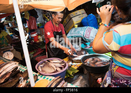 Manille, Philippines - 13 mars ; 2016 : vendeur de poisson à Quinta marché traditionnel à Manille, Quiapo Banque D'Images