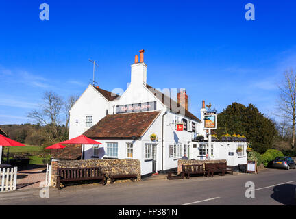 Le Barley Mow, un pub traditionnel blanchi à la chaux sur Tilford vert dans Tilford, un petit village près de Farnham, Surrey, UK Banque D'Images