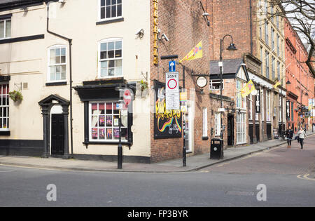 Les gens qui marchent le long de la rue du Canal, le centre de Manchester's Gay Village. Manchester, Angleterre, RU Banque D'Images