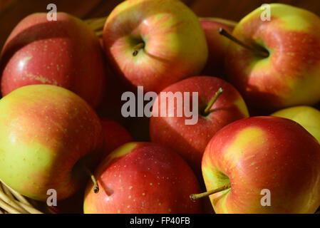 Groupe des pommes mûres dans panier Banque D'Images
