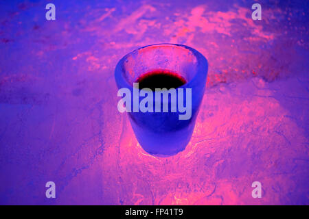 Verre dépoli dans le bar de glace au monde Bonhomme Igloo Hotel à Rovaniemi en Laponie, Finlande. Le merriest place sur l'Arctique. Banque D'Images