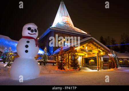 Bureau du père Noël dans le cercle arctique, à Rovaniemi, Finlande. Cercle arctique : le cercle arctique va droit à travers Santa Claus Vil Banque D'Images