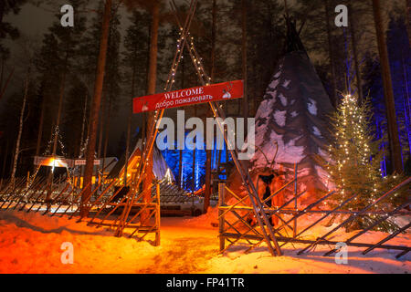 Tentes à Santa Claus Village dans le cercle arctique. Le cercle arctique va droit à travers Santa Claus Village. Une ligne blanche denoti Banque D'Images