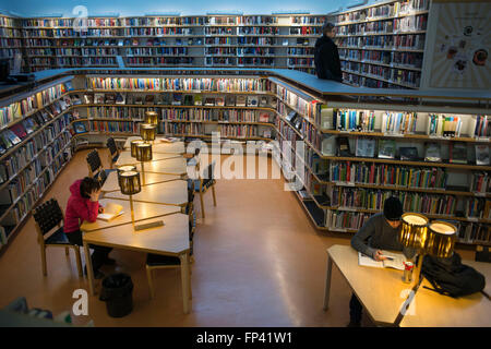 Bibliothèque Rovaniemi conçu par l'architecte Alvar Aalto. Le principe de libre-design est l'une des marques et de l'Aalto predomina Banque D'Images