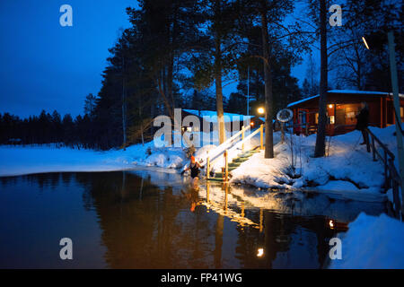 Les gens prennent un sauna dans un chalet à côté de la rivière Kemi, Salla, Laponie, Finlande. Sauna Le souffle de l'expérience. A Finnish Saun Banque D'Images