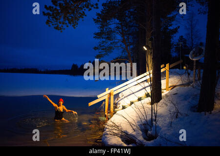 Les gens prennent un sauna dans un chalet à côté de la rivière Kemi, Salla, Laponie, Finlande. Sauna Le souffle de l'expérience. A Finnish Saun Banque D'Images